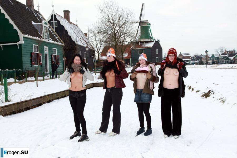 Dutch nudists in winter. Slide 24