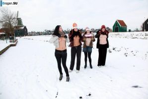 Dutch nudists in winter. Thumbnail 2