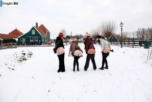 Голландские нудистки зимой. Часть 2. Миниатюра 15