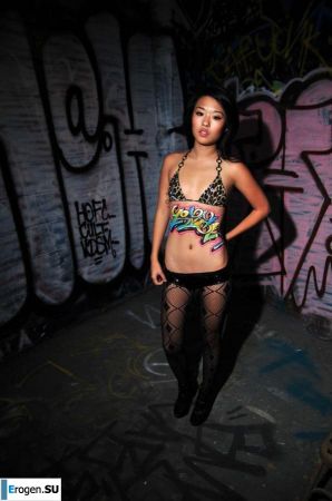 Graffiti on Girls. Thumbnail 2