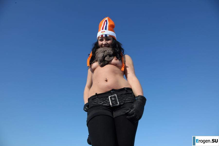 Dutch nudists in winter. Part 3. Slide 11