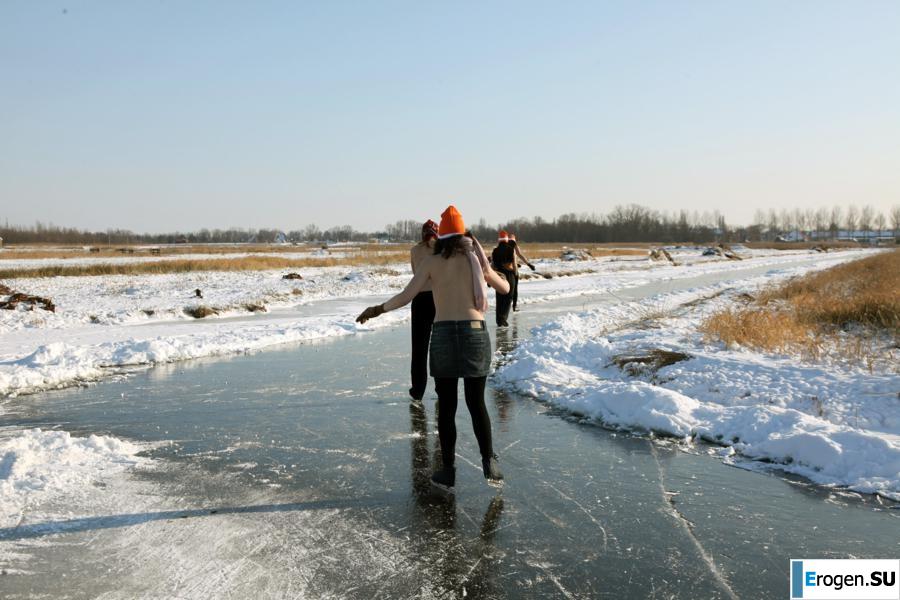 Dutch nudists in winter. Part 3. Slide 25