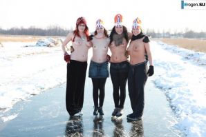 Dutch nudists in winter. Part 3. Thumbnail 32