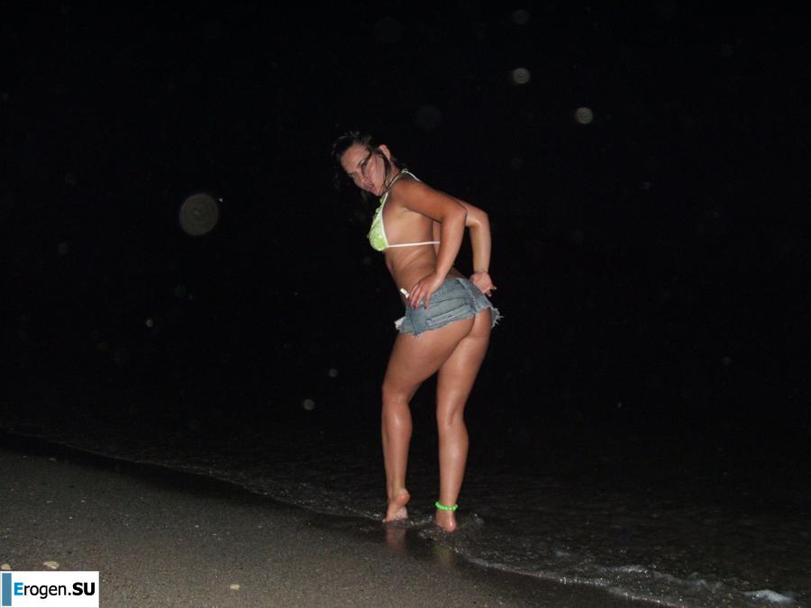 Brunette with forms. Slide 2