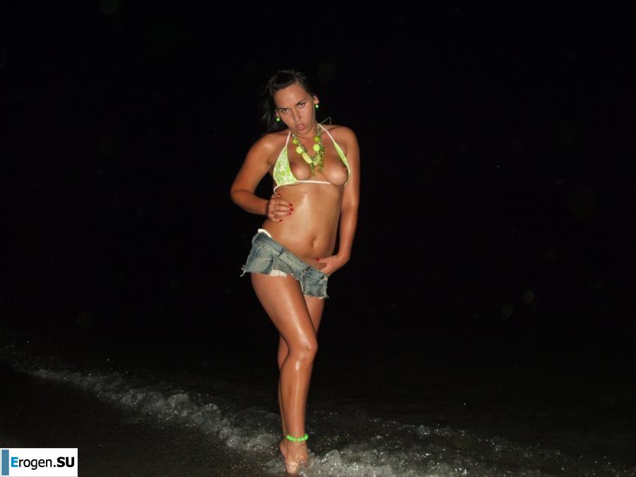 Brunette with forms. Slide 3