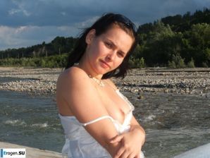 Brunette with forms. Thumbnail 12