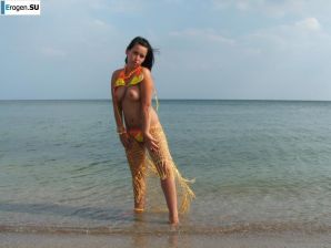 Brunette with forms. Thumbnail 14