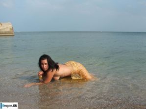 Brunette with forms. Thumbnail 16