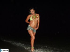 Brunette with forms. Thumbnail 3