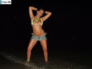 Brunette with forms. Thumbnail 4
