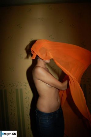 Brunette home photo session. Thumbnail 10