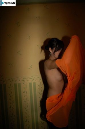 Brunette home photo session. Thumbnail 11