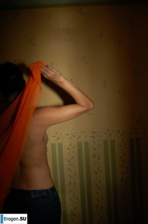 Brunette home photo session. Thumbnail 13