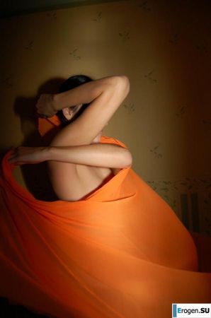 Brunette home photo session. Thumbnail 14