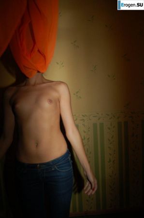 Brunette home photo session. Thumbnail 3