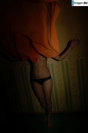 Brunette home photo session. Thumbnail 30