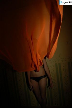 Brunette home photo session. Thumbnail 32