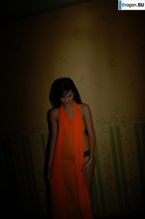 Brunette home photo session. Thumbnail 33