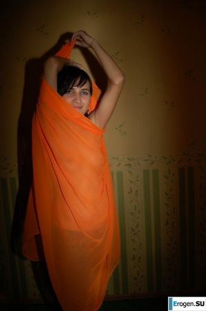 Brunette home photo session. Thumbnail 5