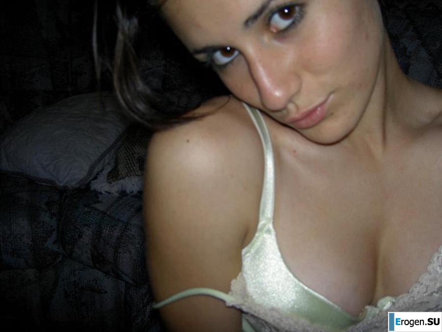 A beautiful Bulgarian poses at home and on the beach. Slide 17