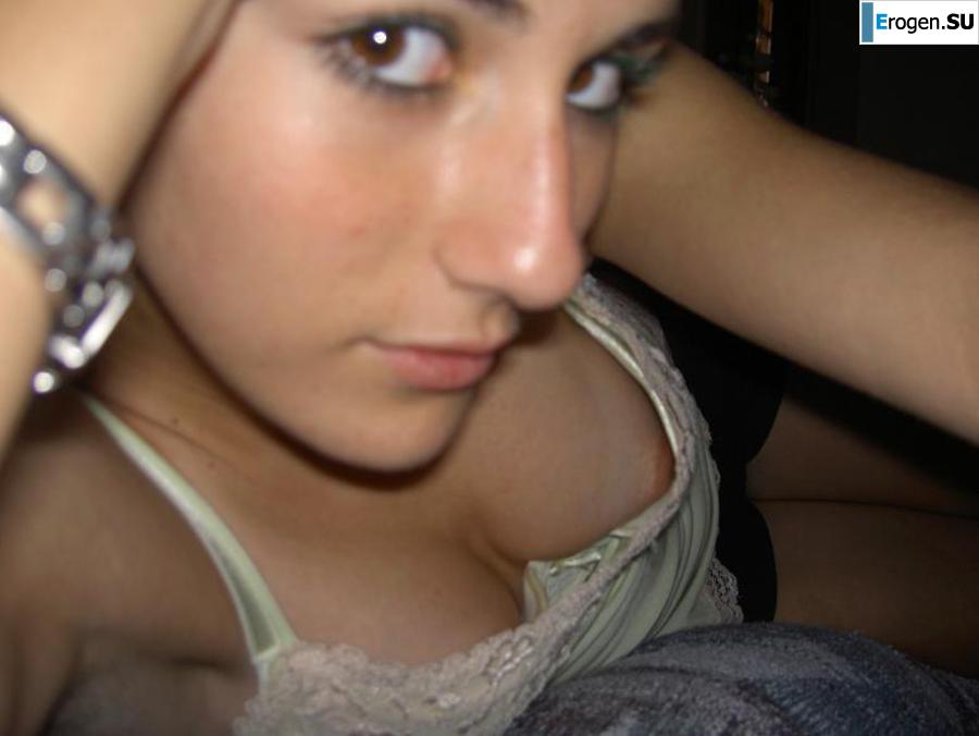 A beautiful Bulgarian poses at home and on the beach. Slide 23