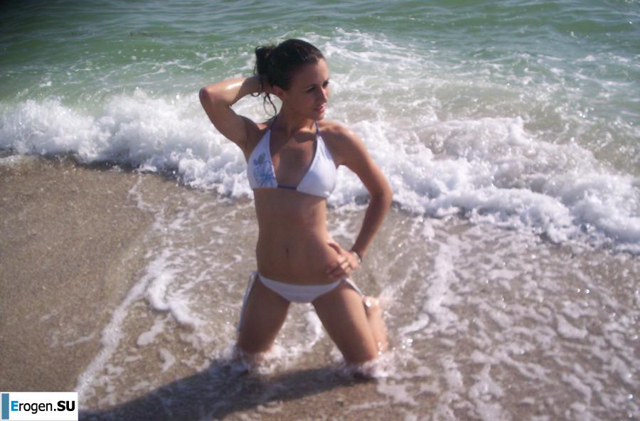 A beautiful Bulgarian poses at home and on the beach. Slide 4