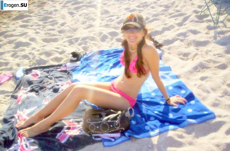 A beautiful Bulgarian poses at home and on the beach. Slide 8
