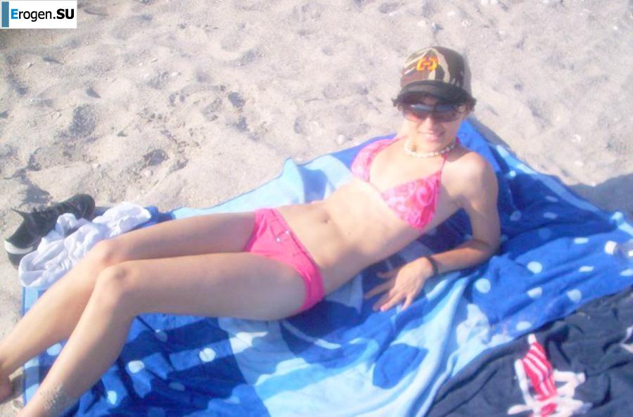A beautiful Bulgarian poses at home and on the beach. Slide 9