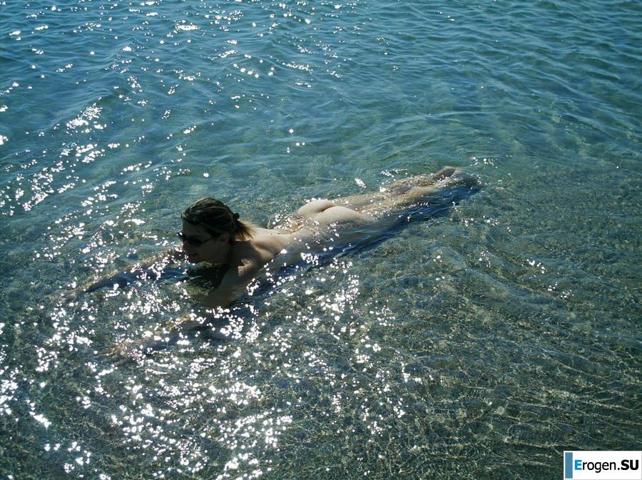 Posing at the sea. Slide 10