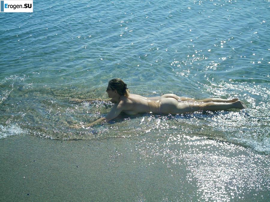 Posing at the sea. Slide 11
