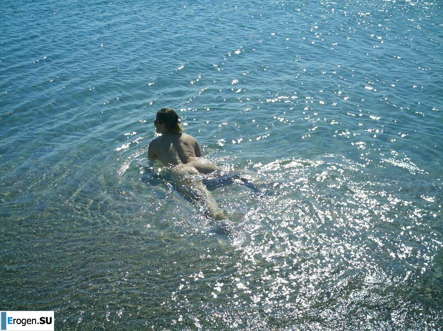 Posing at the sea. Slide 12