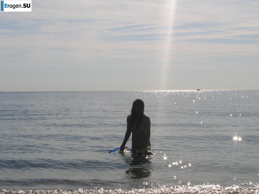 Posing at the sea. Slide 25