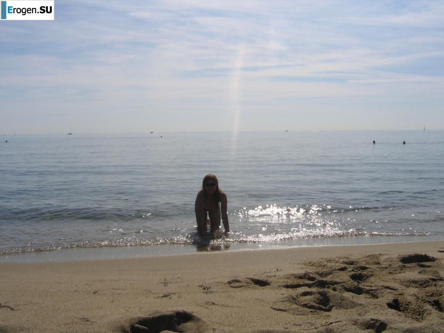Posing at the sea. Slide 26