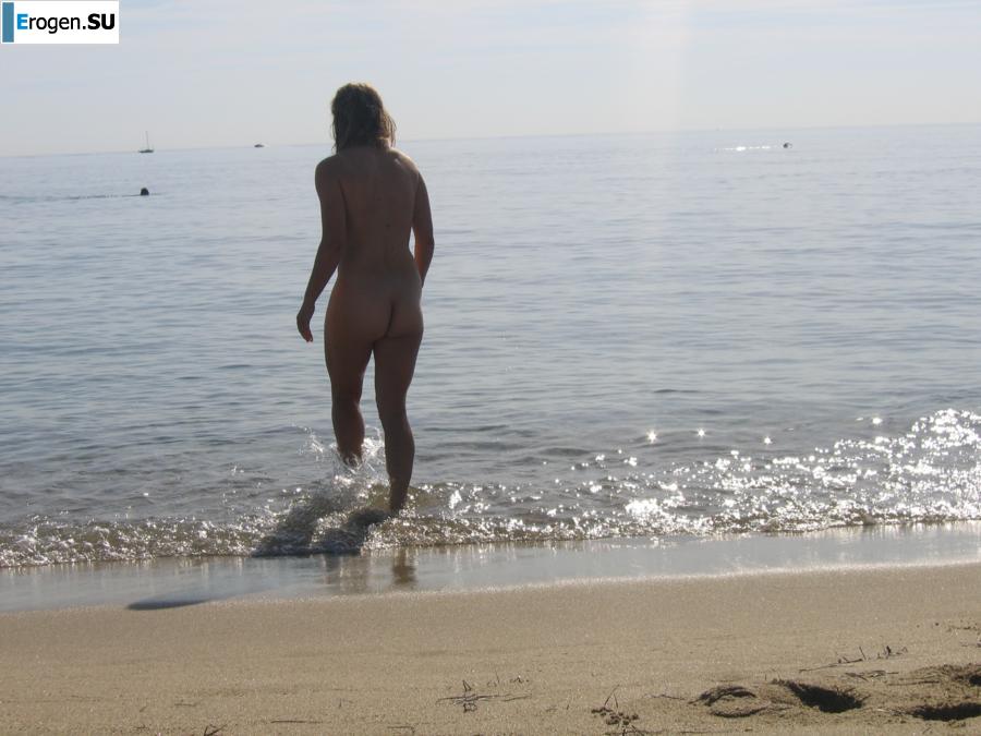 Posing at the sea. Slide 27