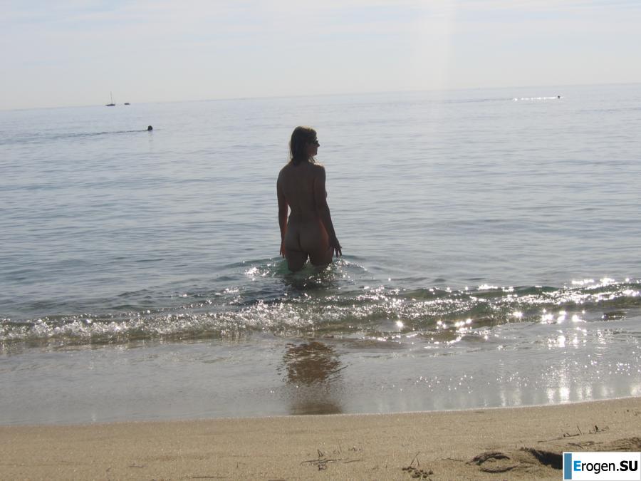 Posing at the sea. Slide 29