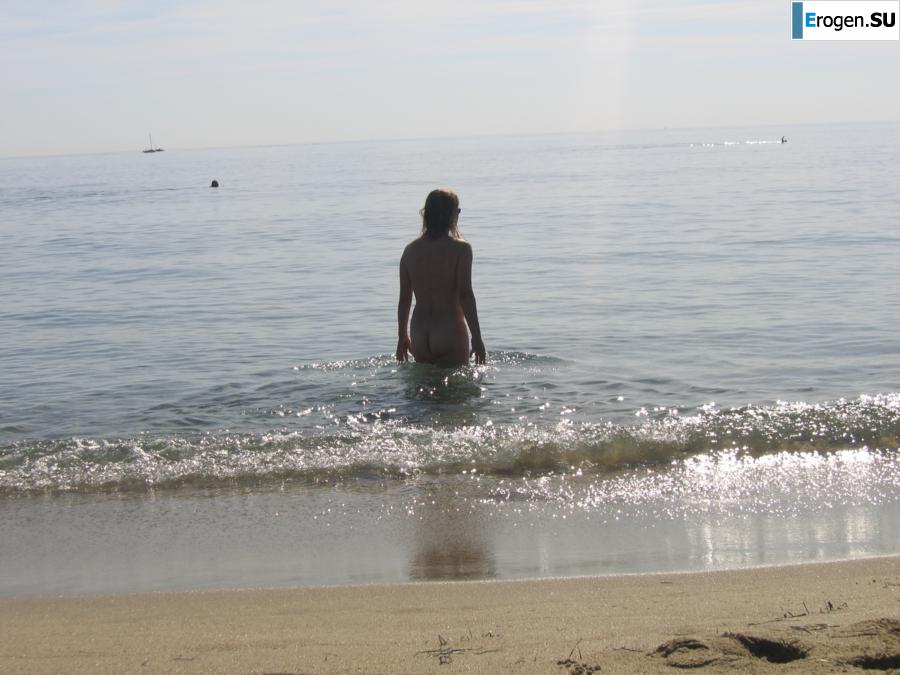 Posing at the sea. Slide 30