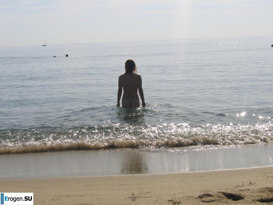 Posing at the sea. Slide 31