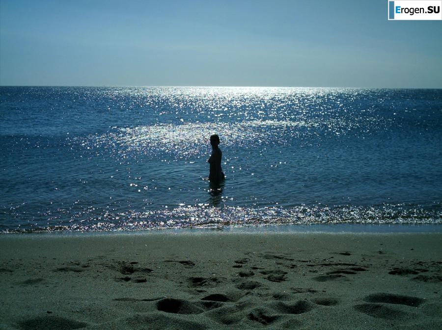 Posing at the sea. Slide 7