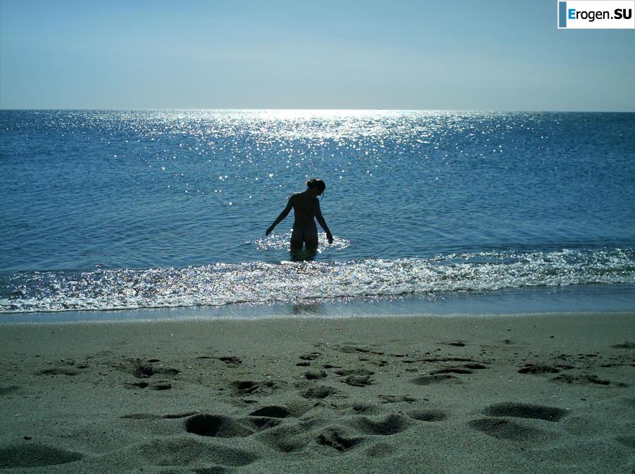 Posing at the sea. Slide 8