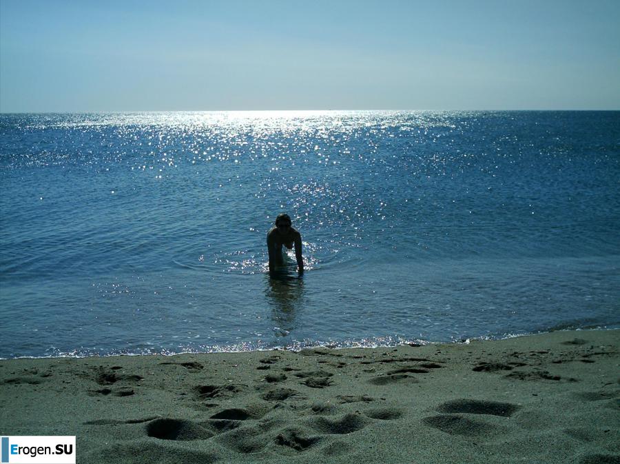 Posing at the sea. Slide 9