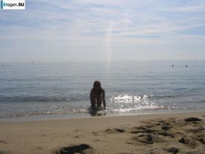 Posing at the sea. Thumbnail 26