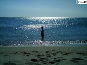 Posing at the sea. Thumbnail 7