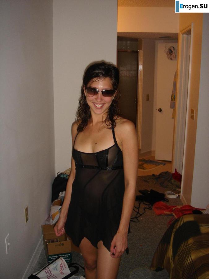 Smiling brunette with everlasting nipples. Photo 39
