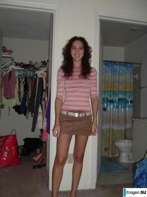 Smiling brunette with everlasting nipples. Thumbnail 15