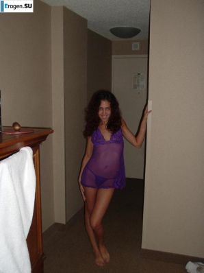 Smiling brunette with everlasting nipples. Thumbnail 16