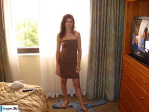 Smiling brunette with everlasting nipples. Thumbnail 17
