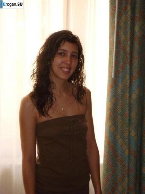 Smiling brunette with everlasting nipples. Thumbnail 19
