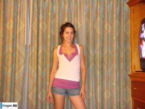 Smiling brunette with everlasting nipples. Thumbnail 20