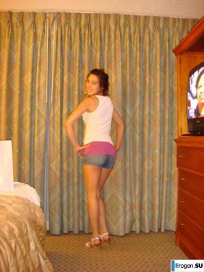 Smiling brunette with everlasting nipples. Thumbnail 22