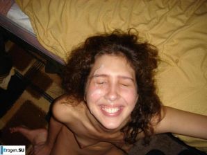 Smiling brunette with everlasting nipples. Thumbnail 23